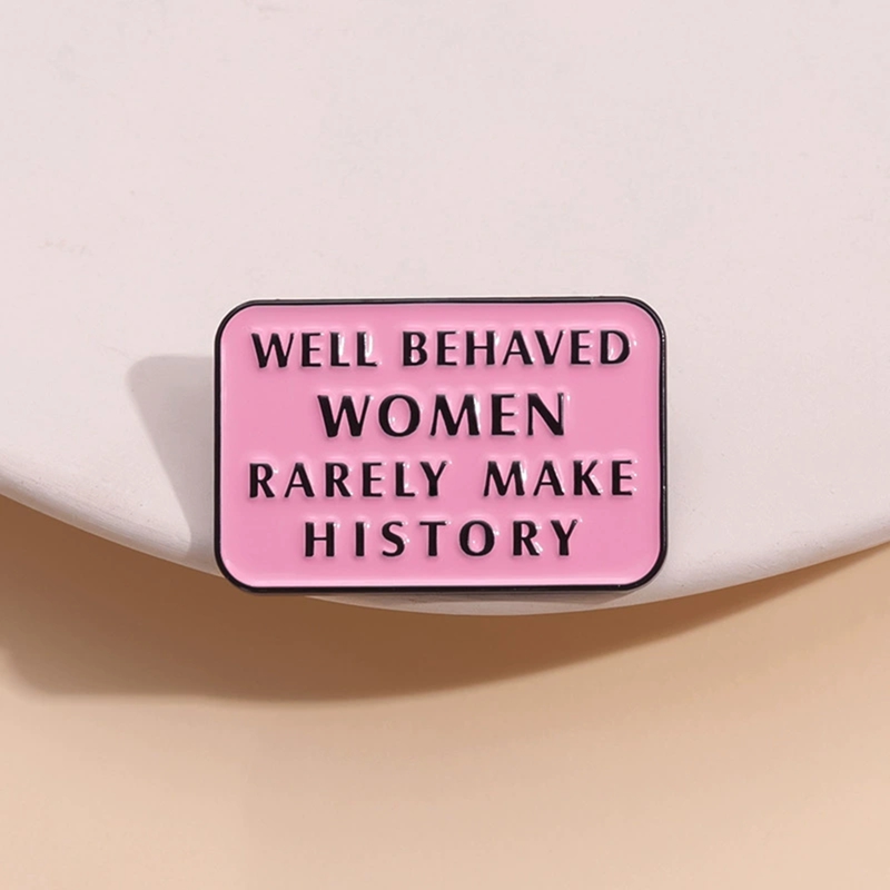 Broche esmaltado con citas fam - Women Fashion History reseña y precio